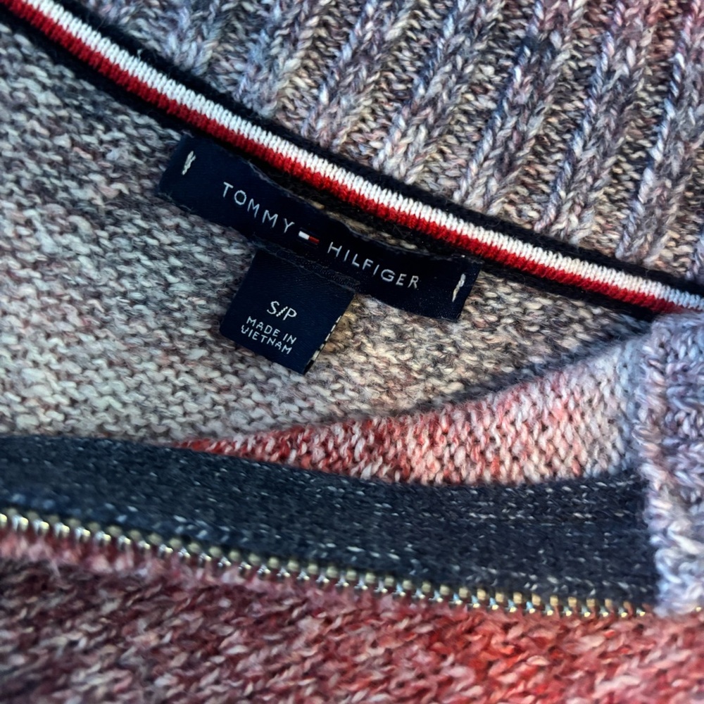 Beautiful Tommy Hilfiger Sweater - Picture 3 of 3